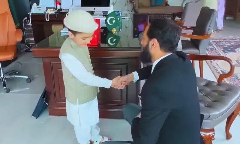Young Vlogger Shiraz's Heartwarming Moment with PM Shehbaz Sharif - 'I am the Prime Minister'